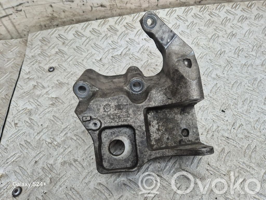 Volvo V60 Engine mounting bracket 