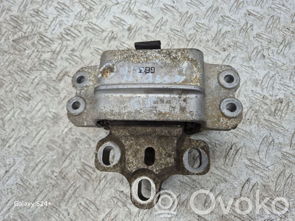 Volkswagen PASSAT B6 Engine mount bracket 