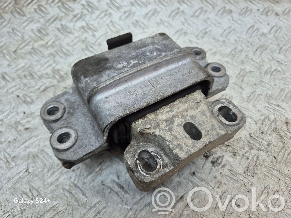 Volkswagen PASSAT B7 Engine mount bracket 