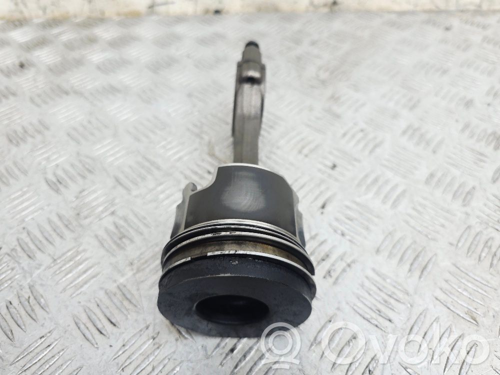 Mitsubishi Outlander Piston with connecting rod 