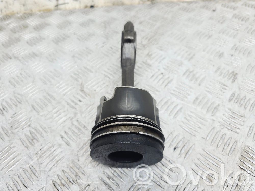 Mitsubishi Outlander Piston with connecting rod 