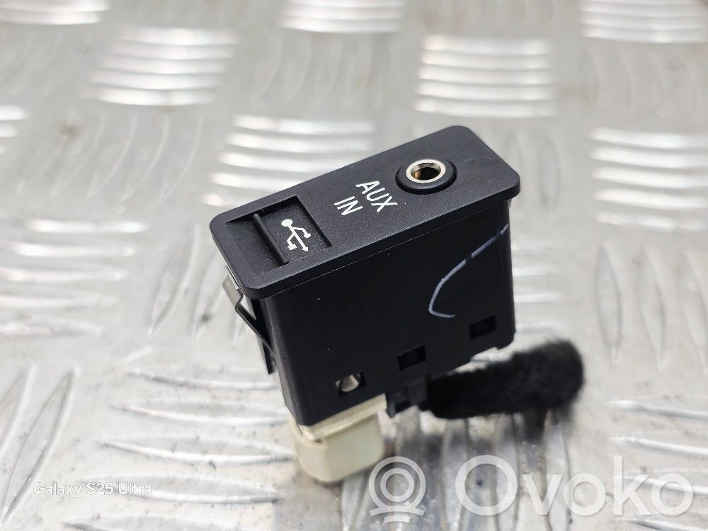 Mini One - Cooper Coupe R56 AUX in-socket connector 