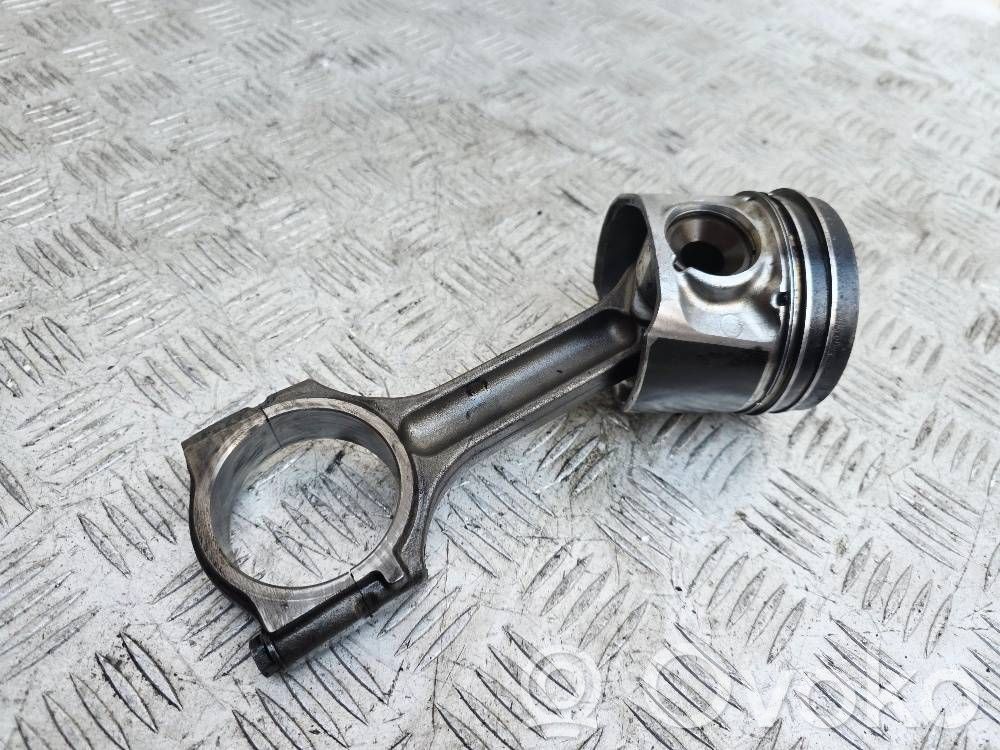 Nissan Navara D23 Piston with connecting rod 