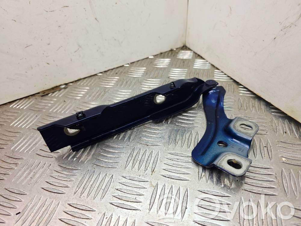 Engine bonnet/hood hinges   82A823301