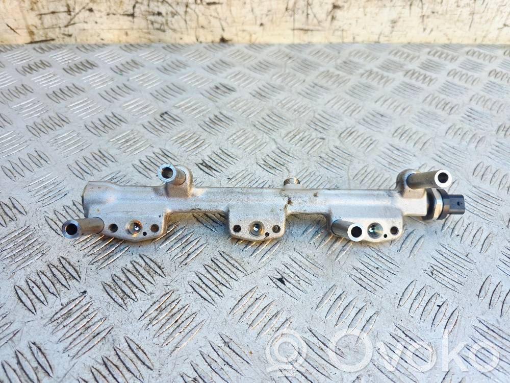 BMW 2 F22 F23 Listwa wtryskowa 