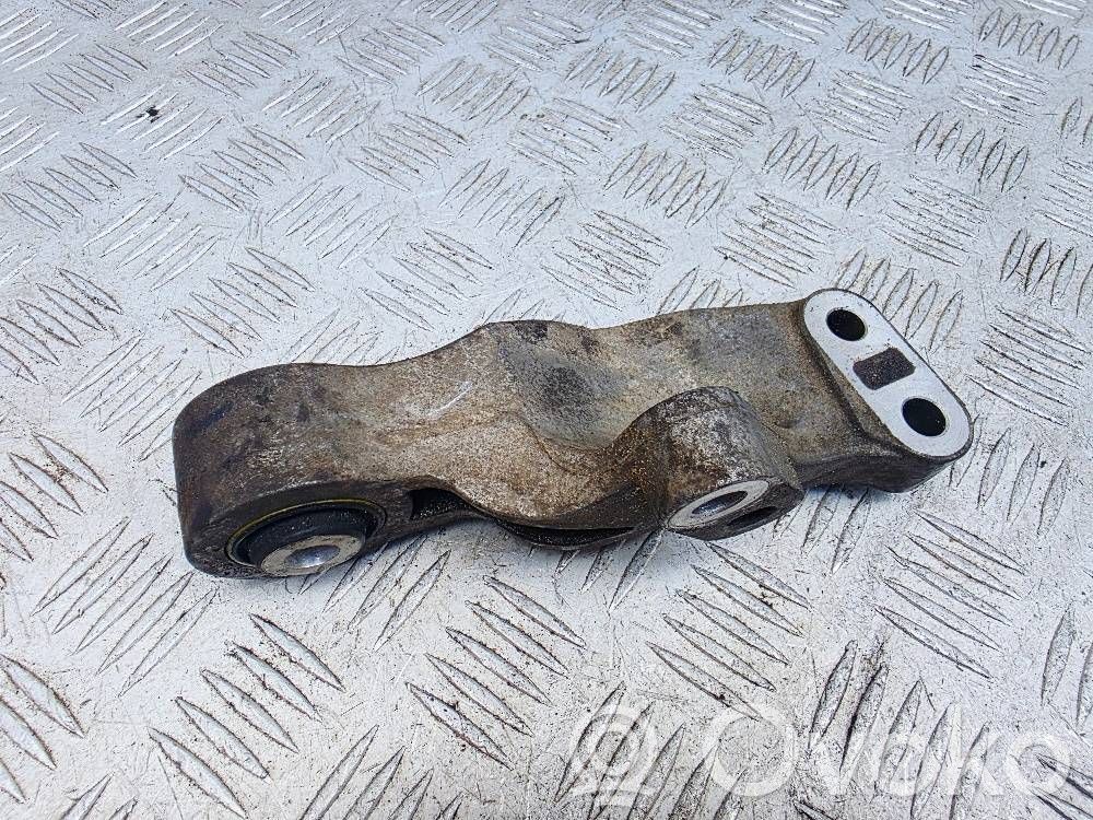 Volvo V40 Engine mounting bracket 