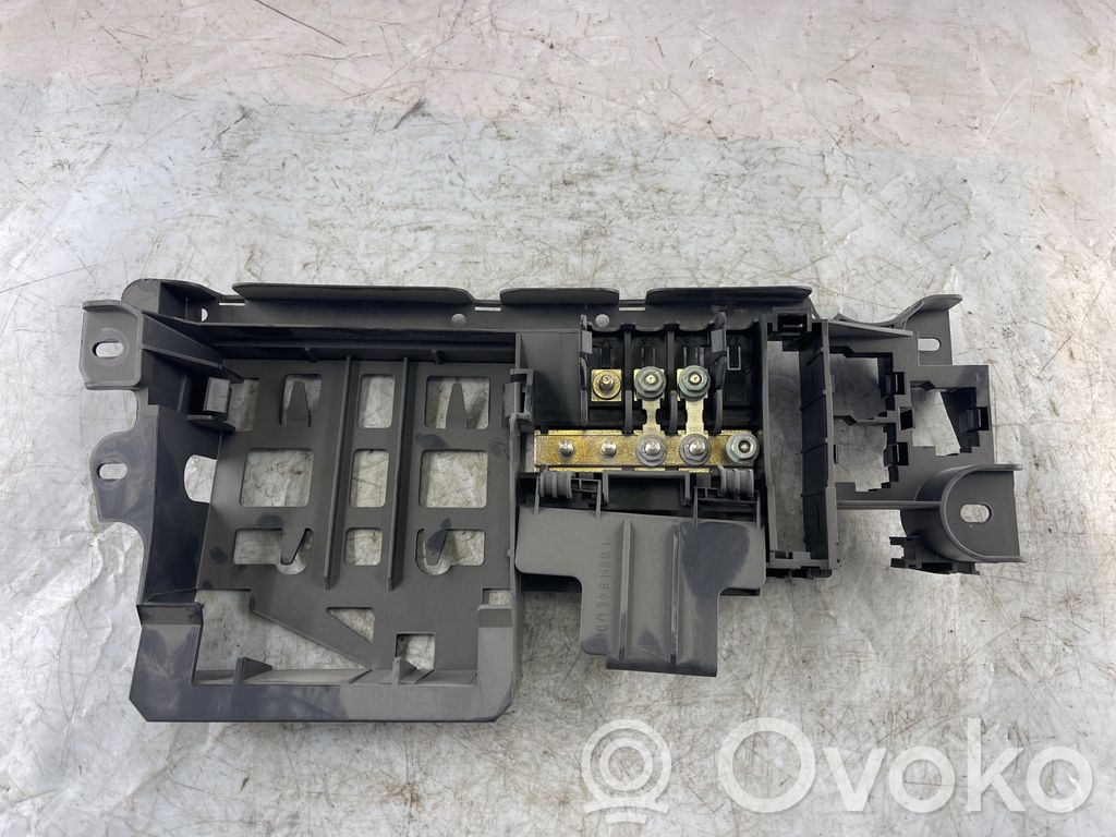 Audi A8 S8 D3 4E Saugiklių blokas 