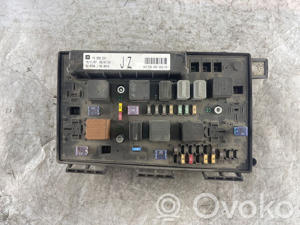 Opel Astra H Ramka / Moduł bezpieczników 