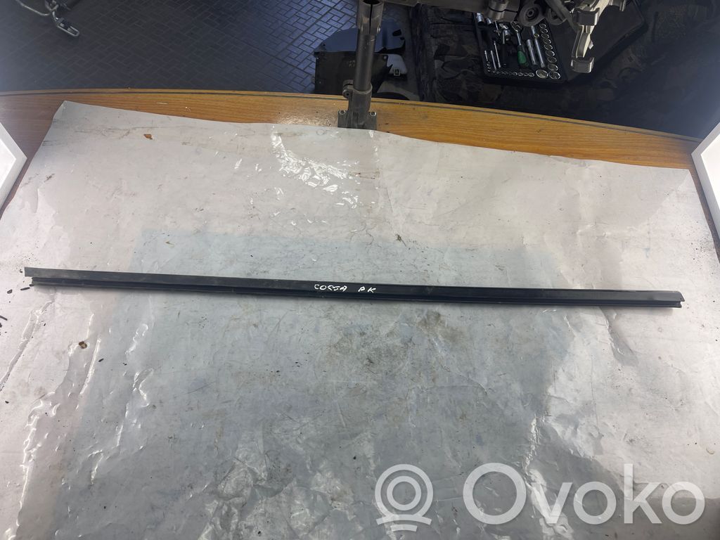 Opel Corsa D Front door glass trim molding 