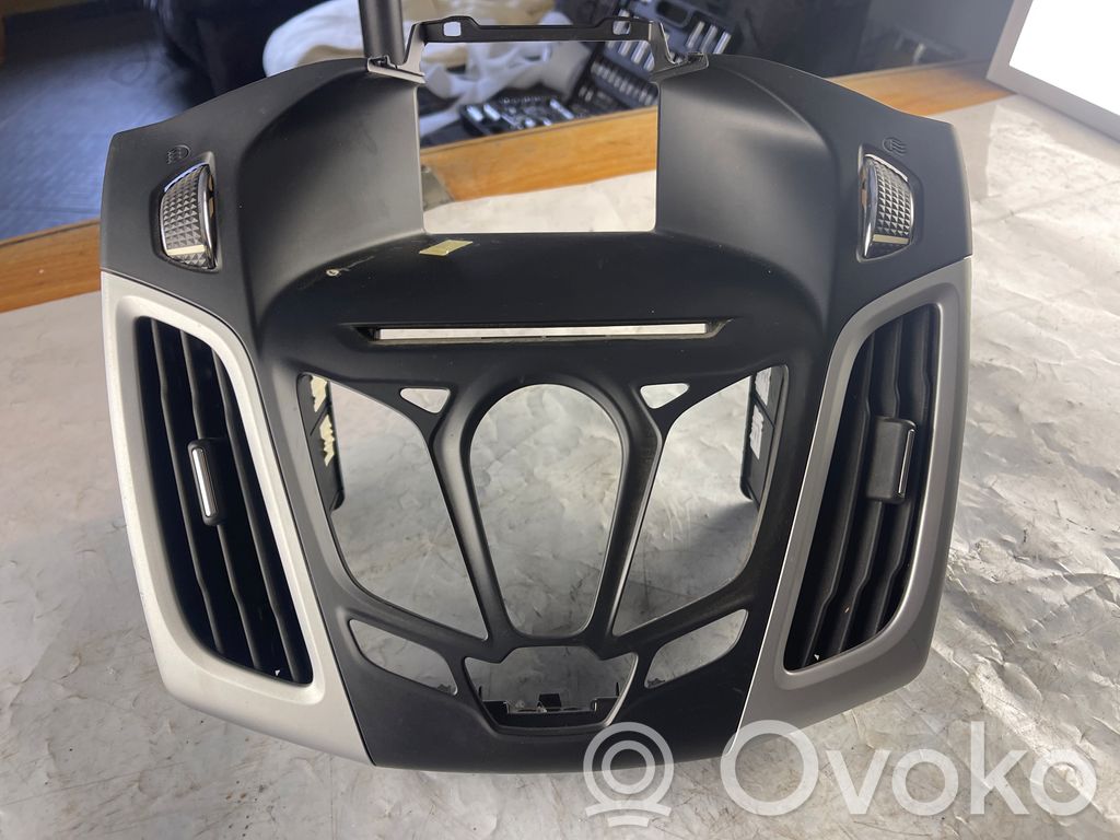 Ford Focus Radio/GPS head unit trim 