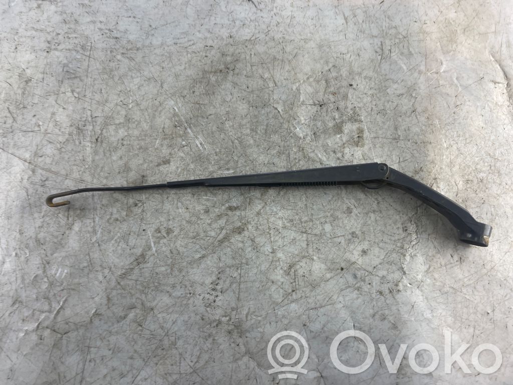 Toyota Land Cruiser (J120) Front wiper blade arm 