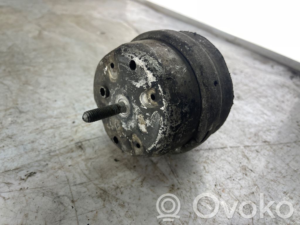 Volkswagen PASSAT B5 Engine mount bracket 