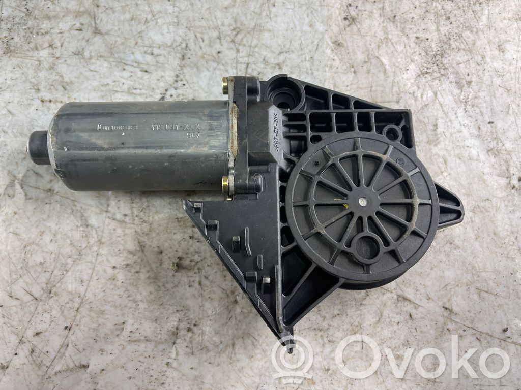 Volkswagen PASSAT B5 Moteur de lève-vitre de porte avant 