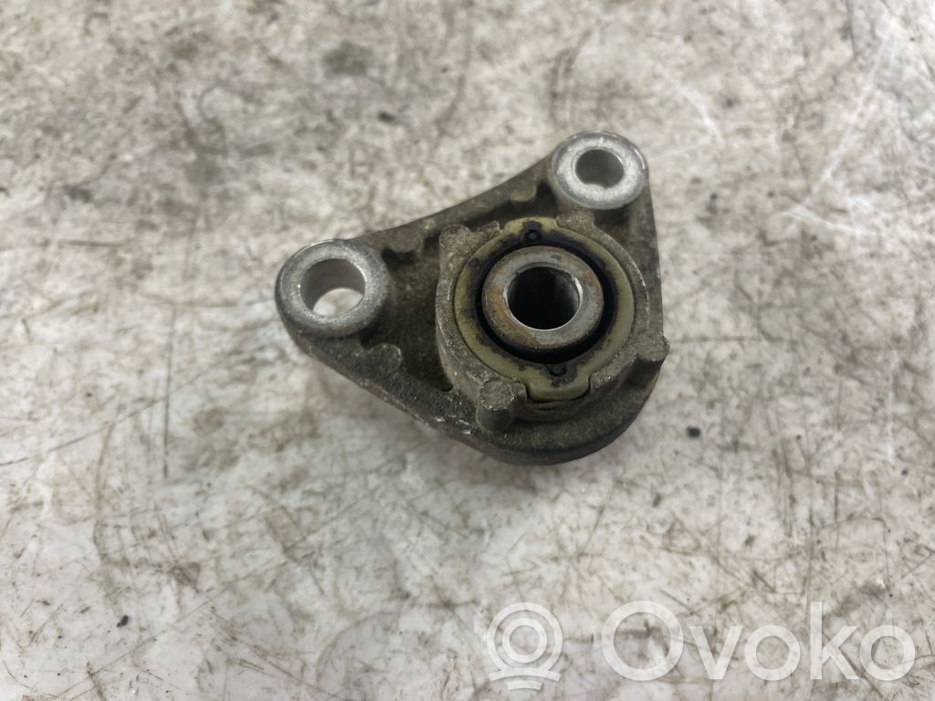 Volvo V70 Engine mount bracket 