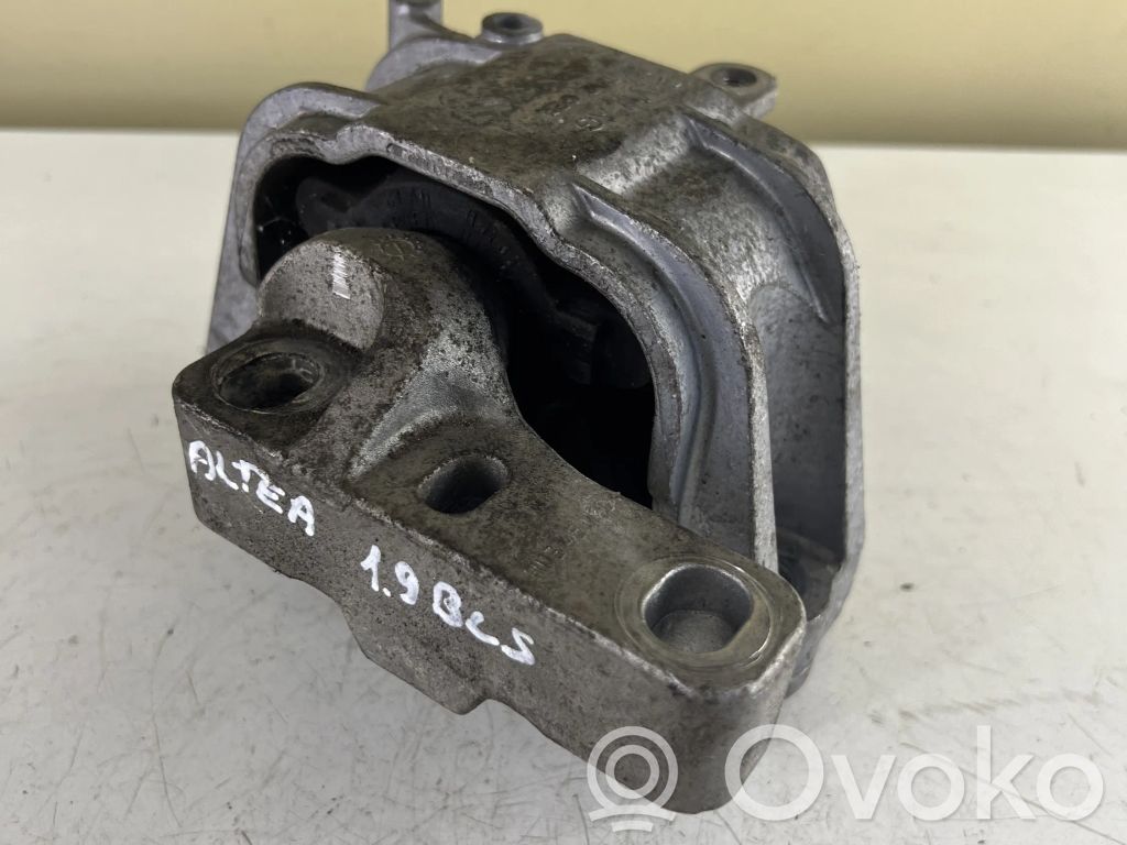Seat Altea XL Engine mount bracket 