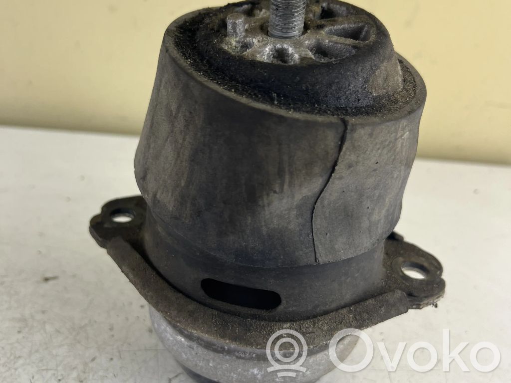Volkswagen Touareg I Engine mount bracket 