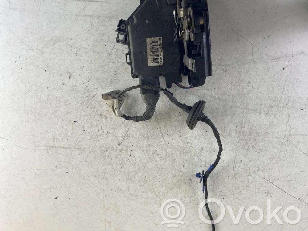 Volkswagen Touareg I Rear door lock 