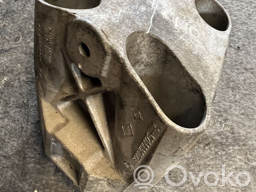 Renault Clio III Engine mounting bracket 
