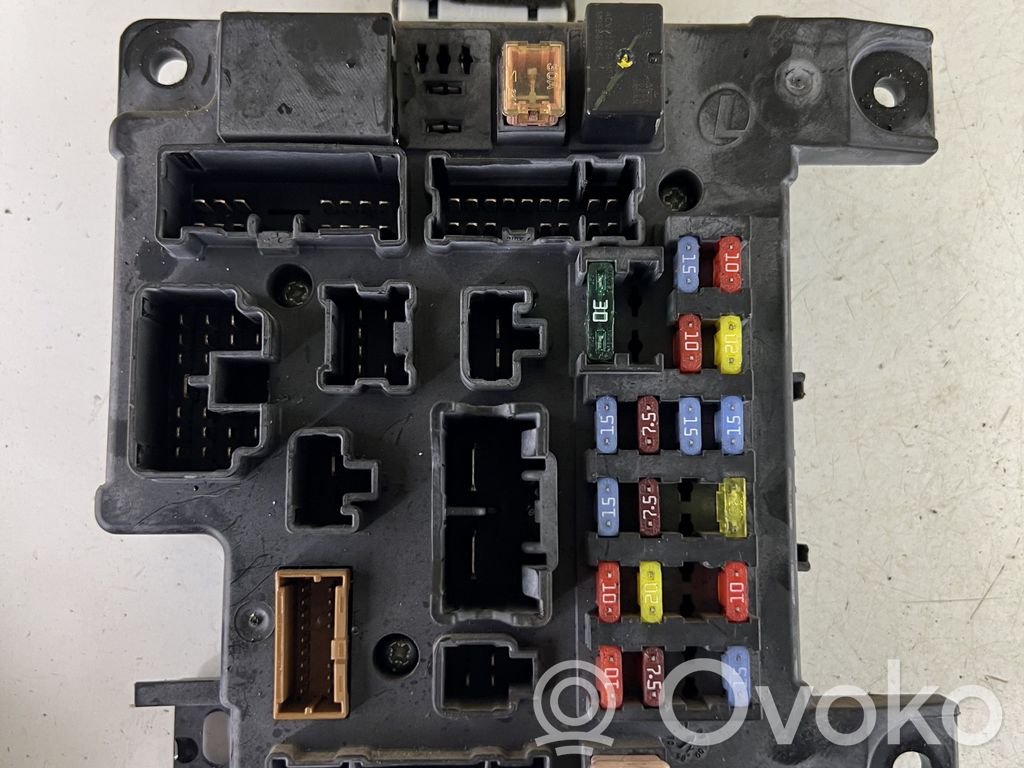 Peugeot 4007 Fuse module 