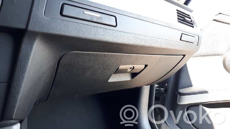 Glove box