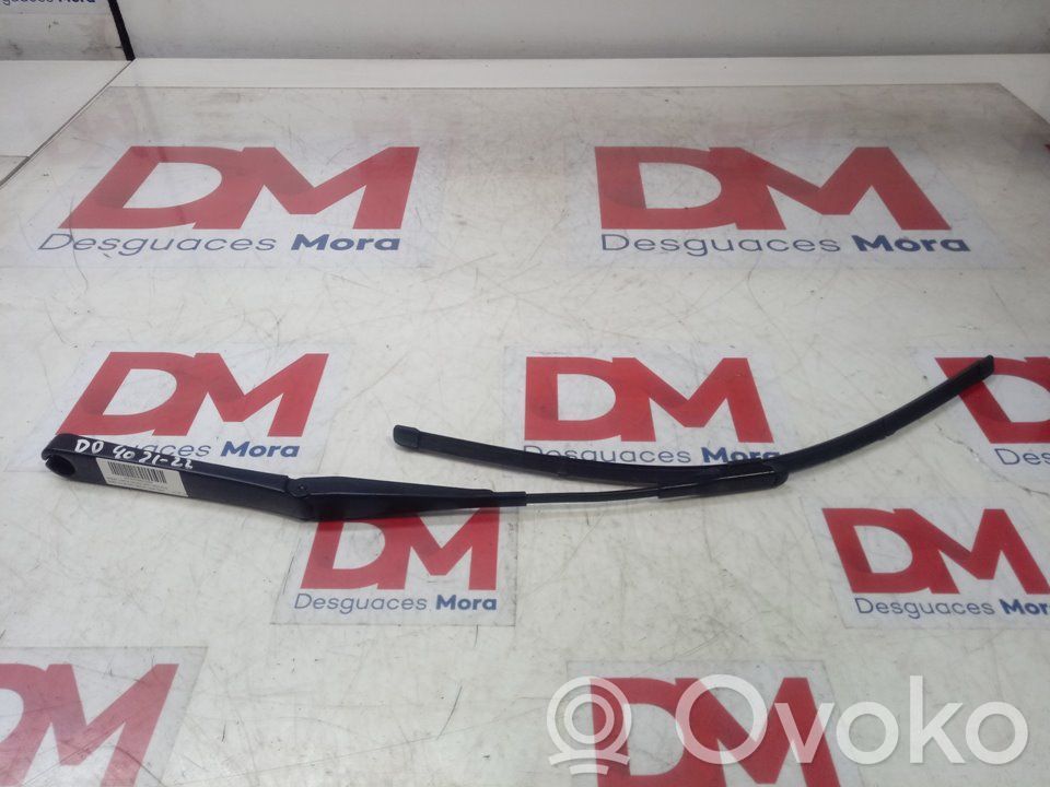 Front wiper blade arm