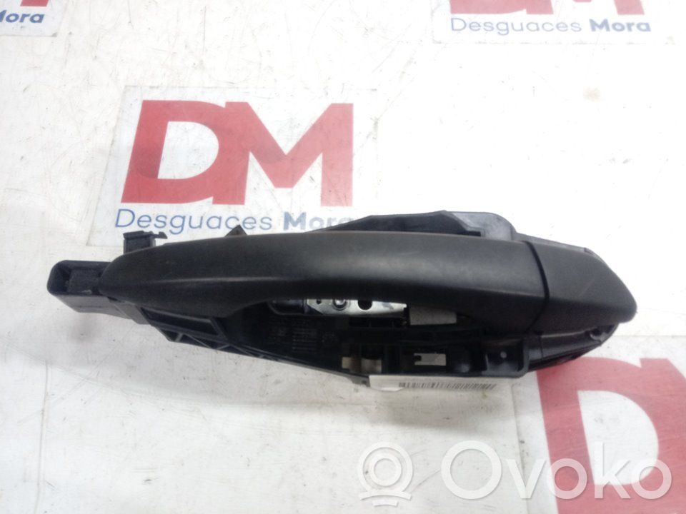 Manecilla externa puerta delantera