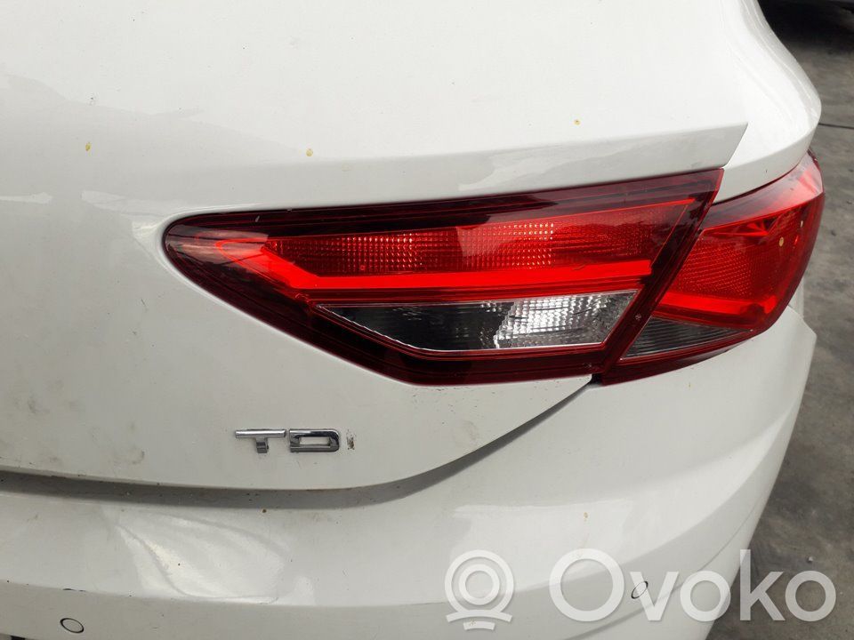 Seat Leon (5F) Galinis žibintas dangtyje 