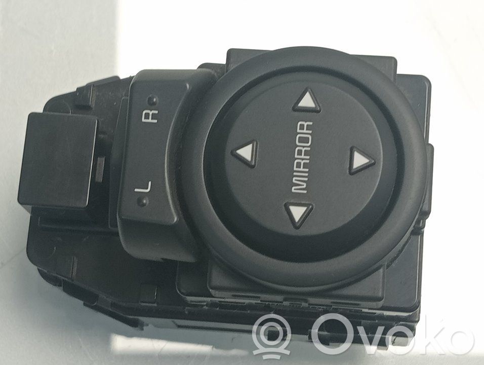 Wing mirror switch   4D64801160