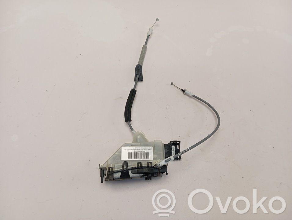 Opel Corsa F Priekšpusē slēdzene 