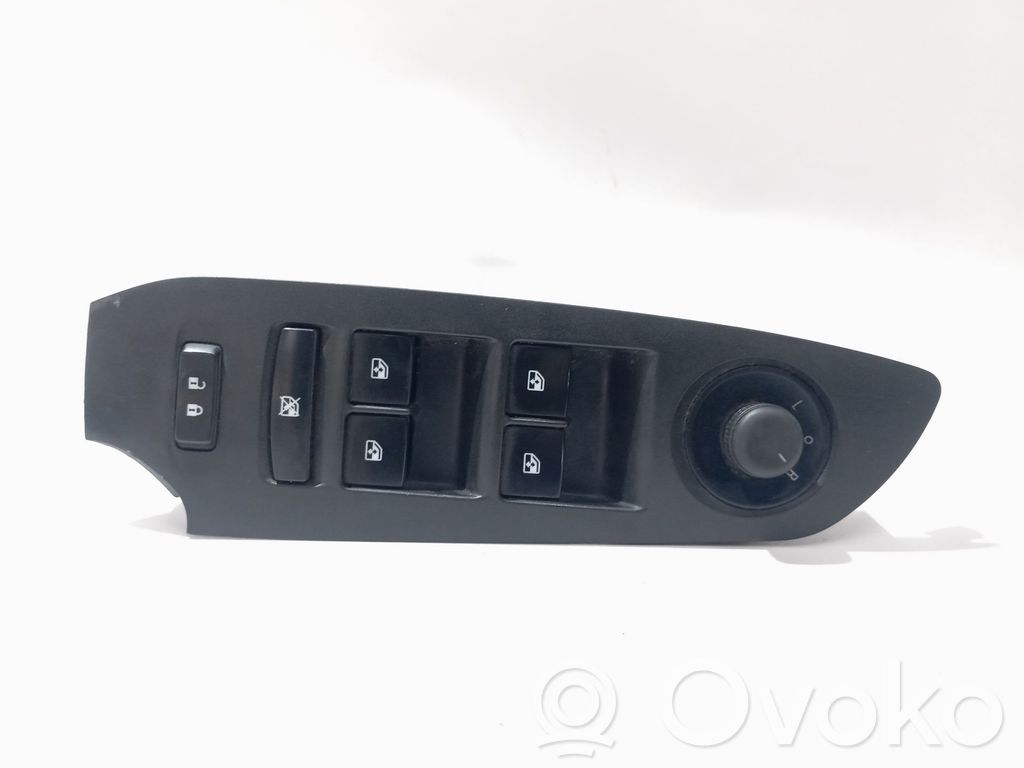 Chevrolet Trax Electric window control switch 