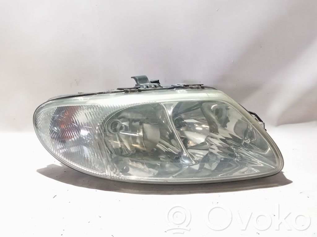 Chrysler Voyager Lampa przednia