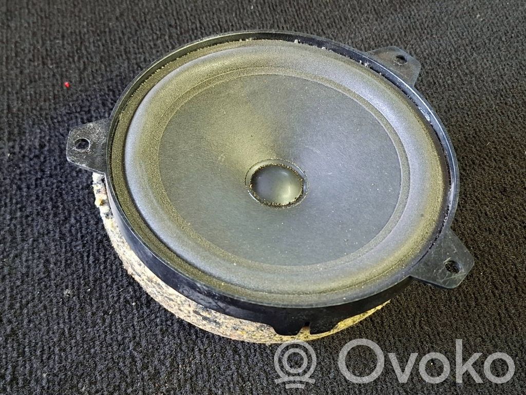 BMW 3 E46 Takaoven kaiutin 