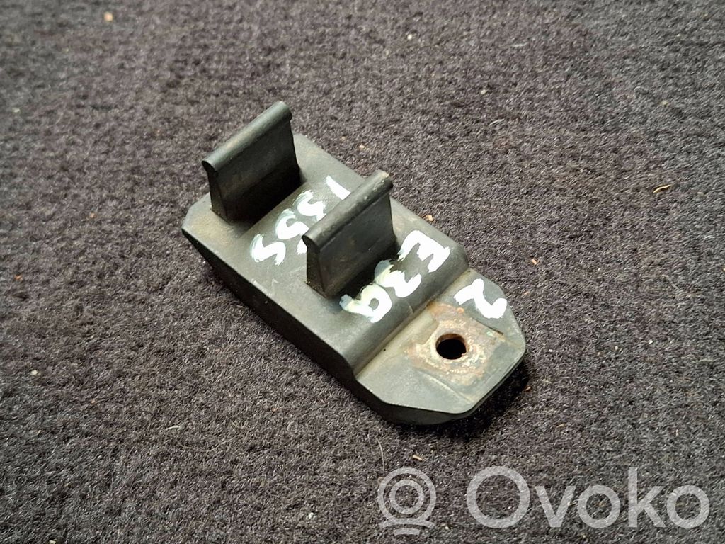 BMW 5 E39 Radiator mount bracket 