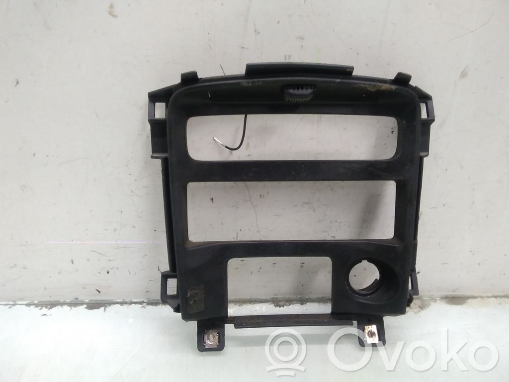 Nissan Primera Verkleidung Radio / Navigation 