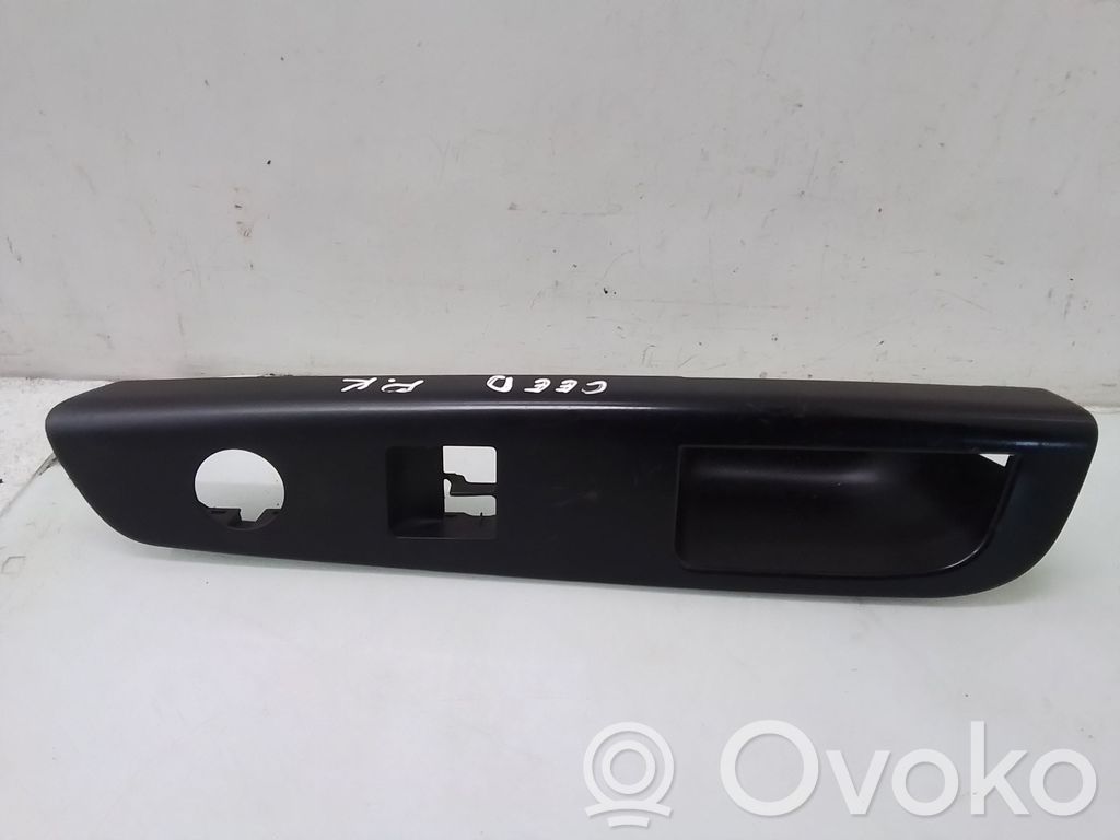 KIA Ceed Front door interior handle trim 