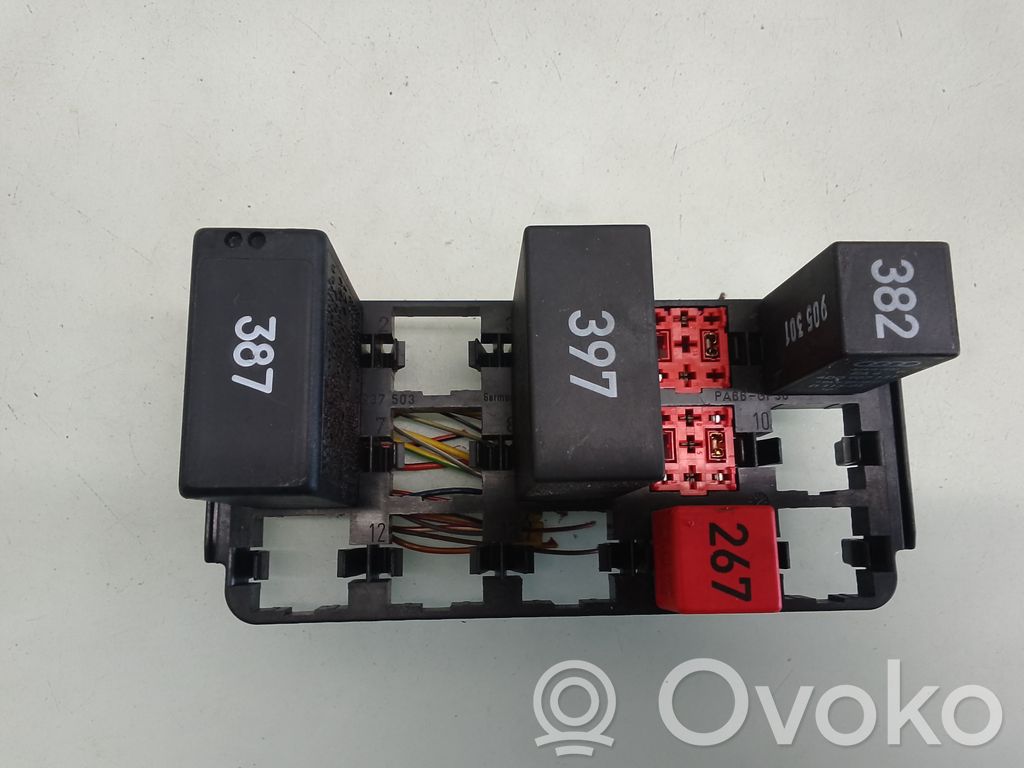 Audi A8 S8 D2 4D Juego de caja de fusibles 