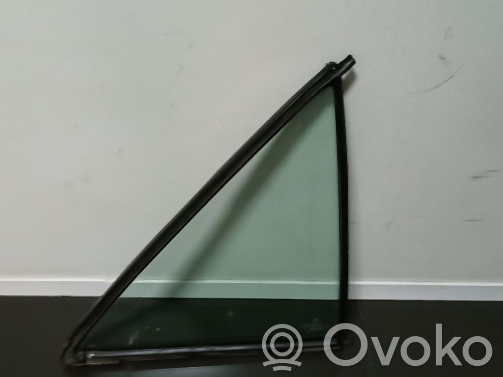 Mercedes-Benz 190 W201 Aizmugurējais virsbūves sānu stikls 