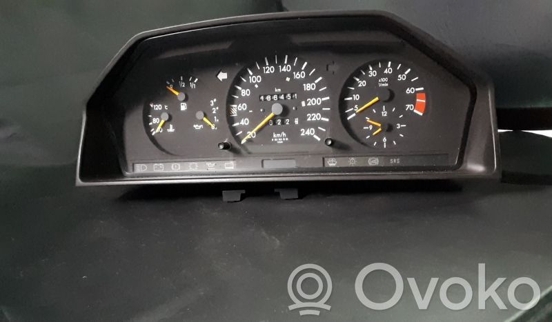 Mercedes-Benz E W124 Licznik / Prędkościomierz 