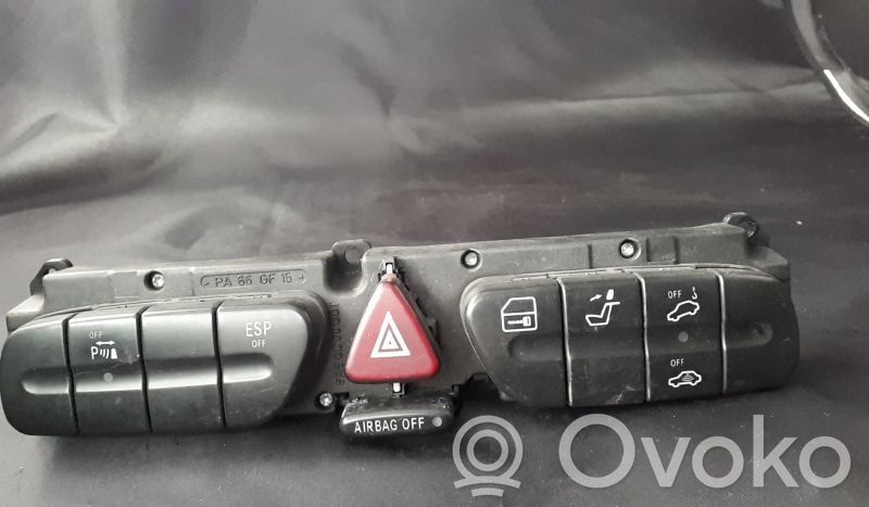 Mercedes-Benz C W203 Przycisk świateł awaryjnych 