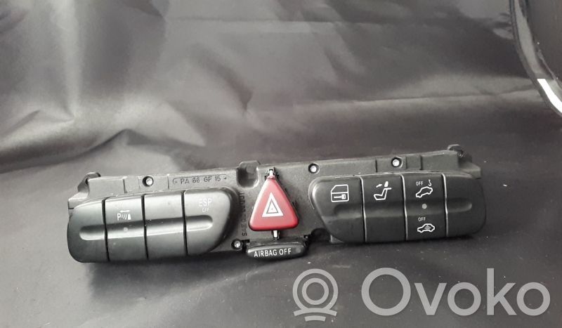 Mercedes-Benz C W203 Przycisk świateł awaryjnych 