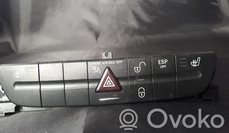 Mercedes-Benz E W211 Botón interruptor de luz de peligro 