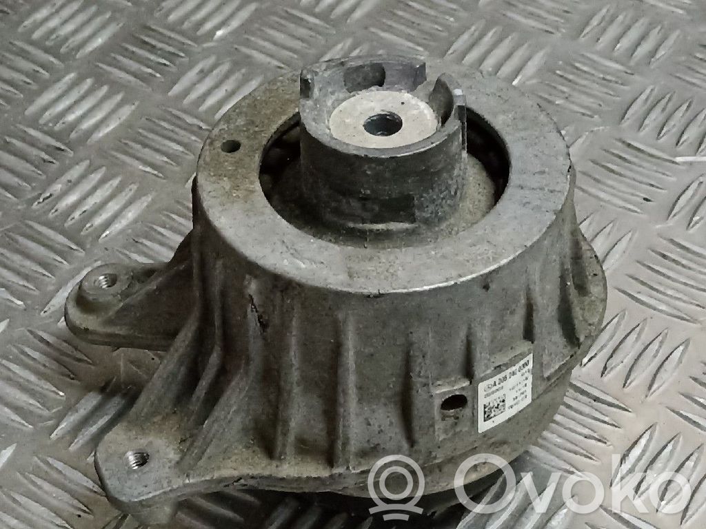 Engine mount bracket   2052400300,A2052400300,DIREITO