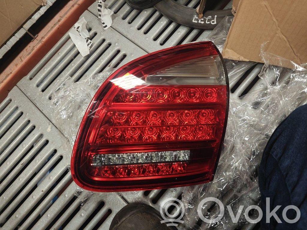 Porsche Cayenne (92A) Lampă spate în capacul portbagajului 