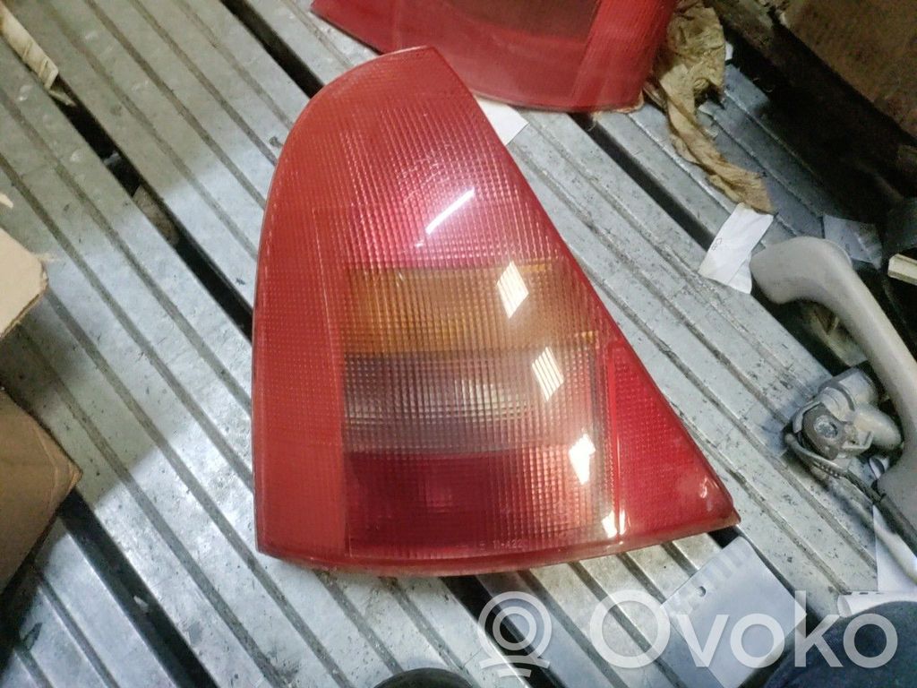 Renault Clio II Lampă spate în capacul portbagajului 
