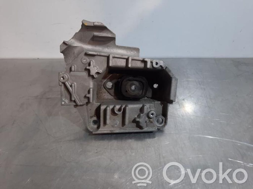 Engine mount bracket   8200477152