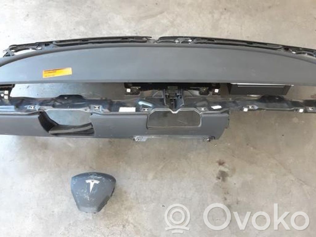 Tesla Model 3 Drošības spilvenu komplekts ar paneli 