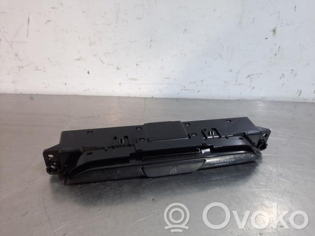Central locking switch button   93770G4000