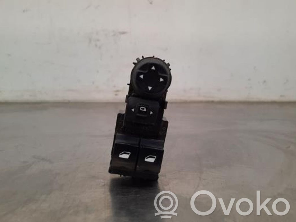 Peugeot 208 II Electric window control switch 