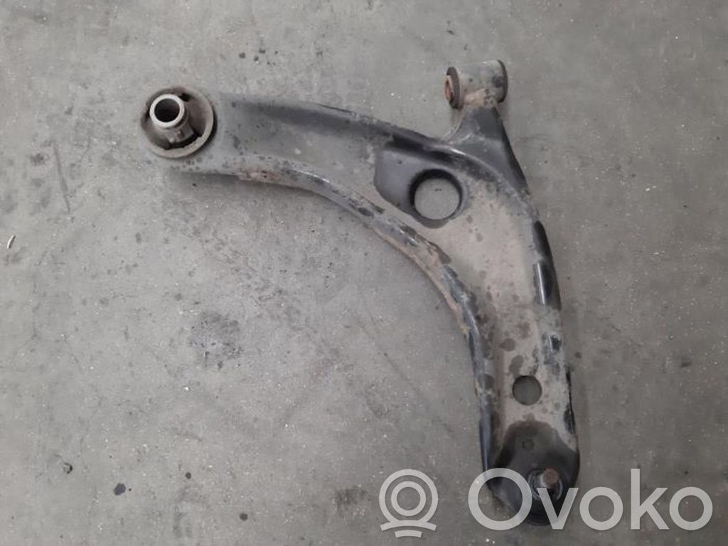 Toyota Yaris Wahacz przedni 