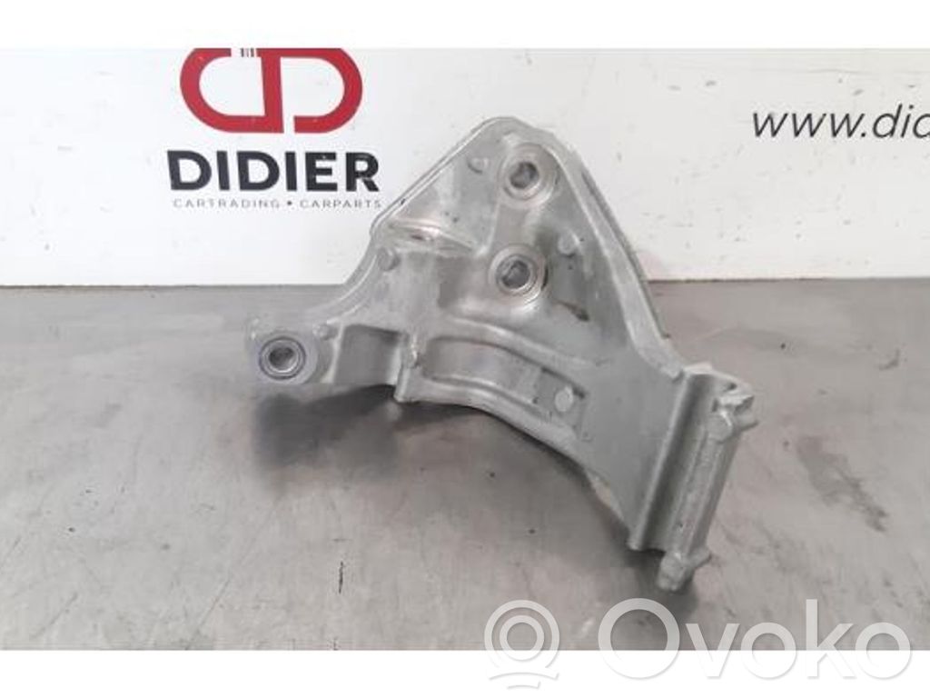 Mazda 3 Generator/alternator bracket 
